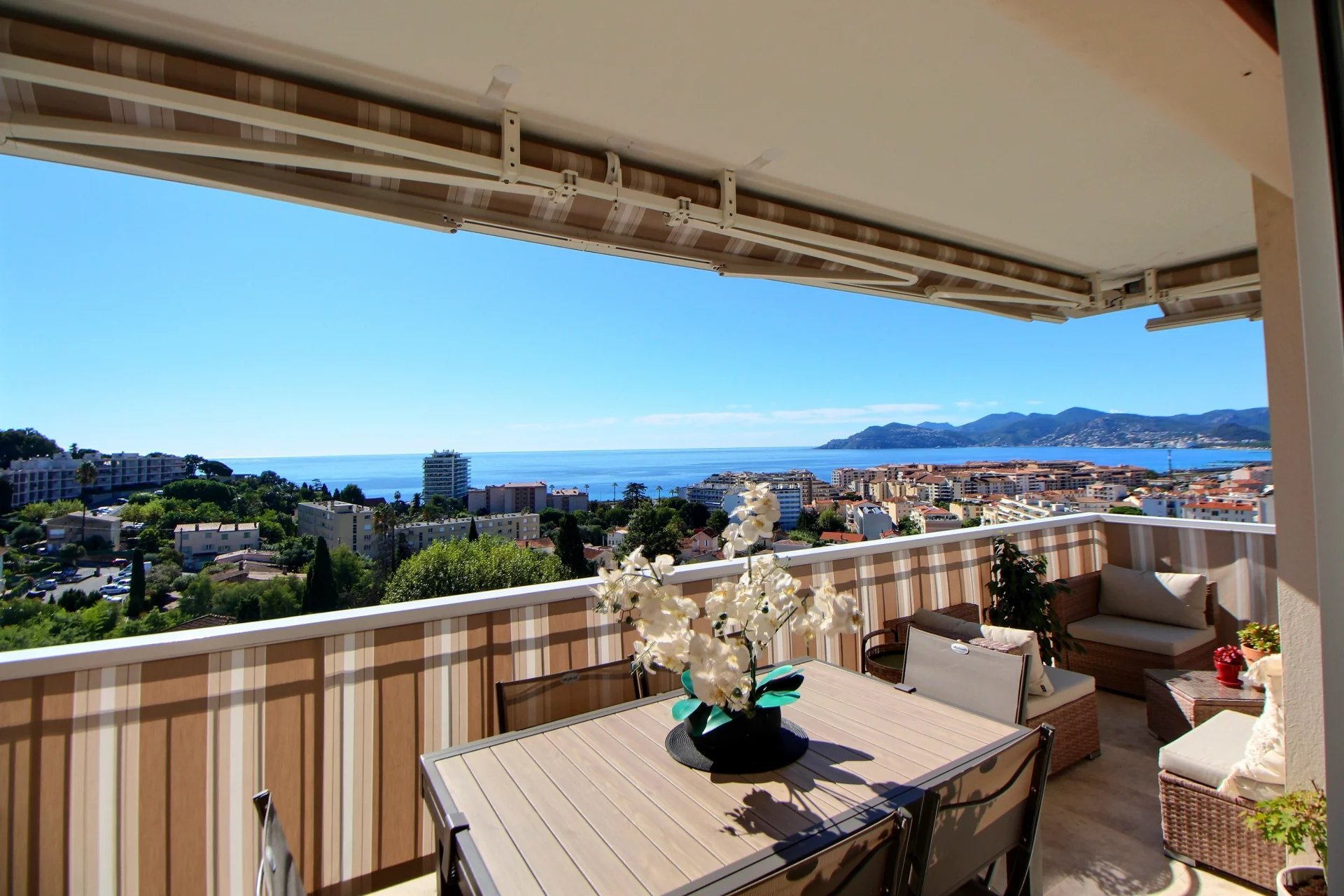 Flat Cannes Croix des gardes panoramic sea view